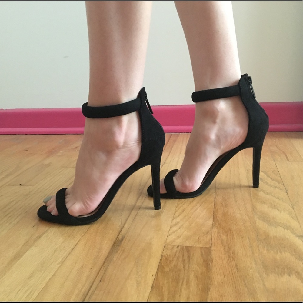 Breckelle’s Black Suede Ankle Strap Heels Size 6